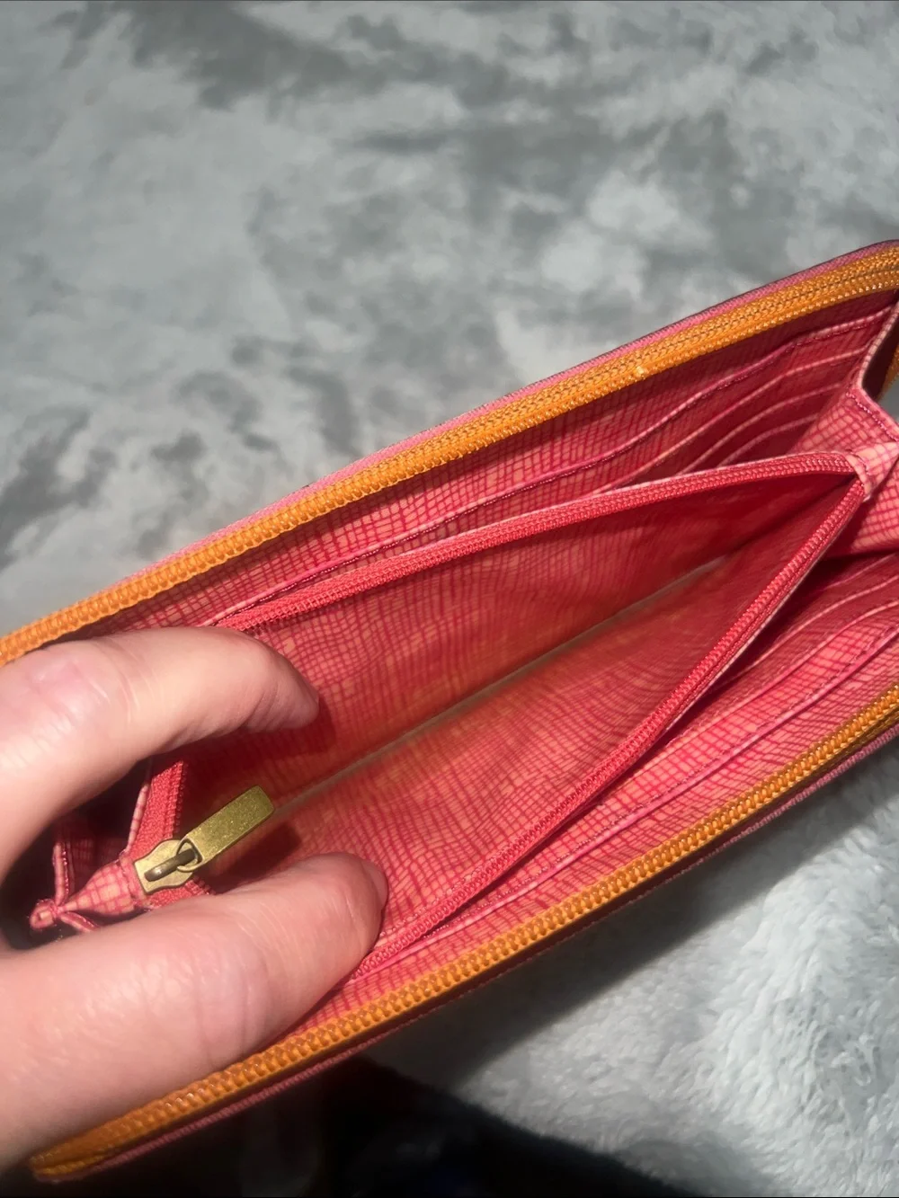 vintage Fossil zip-around wallet styled with an orange and white geometric